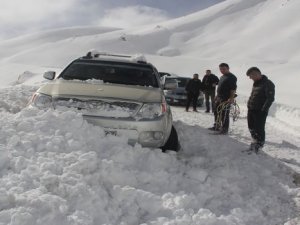 Kayak merkezi yolunda mahsur kalanlar kurtarıldı!