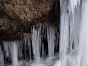 Buzla kaplanan şelale büyülüyor