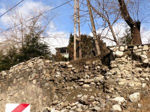 Yağışlara dayanamayan istinat duvarı çöktü