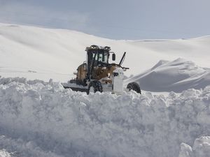 Hakkari’de 16 köy, 37 mezra yolu kapandı