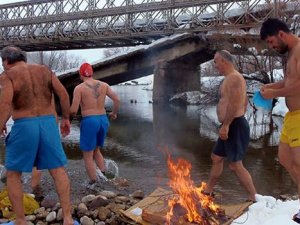 Kar altında yüzdüler