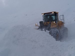 Hakkari’de onlarca köy yolu ulaşıma açıldı