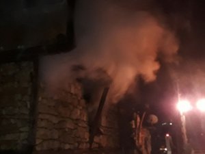 Evlerinde mahsur kalan yaşlı çift yanarak can verdi
