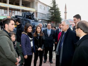 Vali Toprak Çukurca'yı ziyaret etti