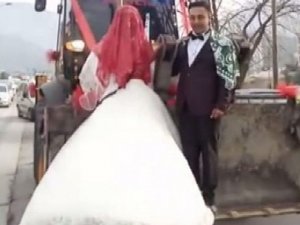 Gelini almaya kepçeyle gitti