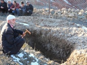 Öldü diye mezarını kazdılar ama ölmedi