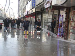 Hakkari çarşısı tazyikli suyla yıkandı
