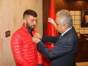 Vali Toprak başarılı sporcuyu makamında kabul etti