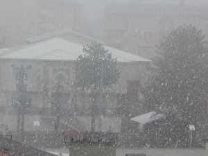 Hakkari’de karla karışık yağmur etkisini sürdürüyor!