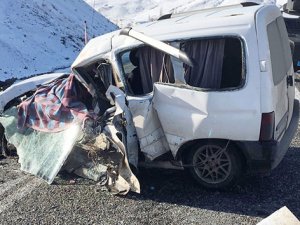 İki araç kafa kafaya çarpıştı: 2 öü!