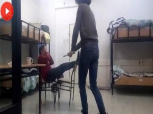 Darp ettikleri öğrenciyi cep telefonuna çektiler