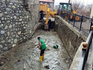 Hakkari’de dere yatakları çöpten temizlendi!