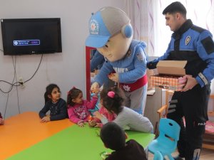 Hakkari polisi sevindirmeye devam ediyor!