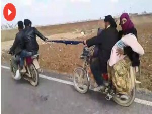 İki motosikletli eşarbı halat yapıp yol aldı