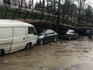Araçlar göçük altında kaldı
