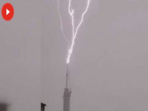 Çamlıca'daki yeni TV kulesine yıldırım düşme anı kamerada