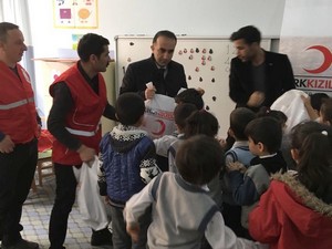 Hakkari Kızılay sevindirmeye devam ediyor