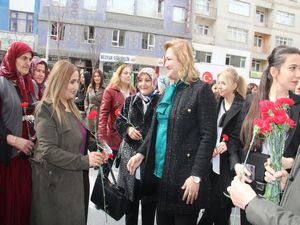 Vali eşi, polis ve jandarma kadınlara gül dağıttı