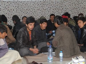 Donma tehlikesi geçiren kaçakları asker kurtardı