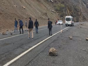 Hakkari karayoluna kaya parçaları düştü