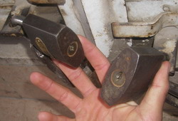 KOMPLU YIL DÖNÜMÜNDE KEPENKLER AÇILMADI