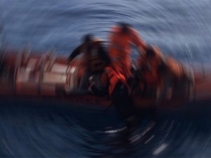 Göçmenleri taşıyan bot battı: 14 ölü!