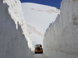 Askeri üs bölgelerde karla mücadele çalışması