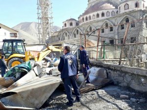 Hakkari'de kaçak barakalar kaldırılıyor!
