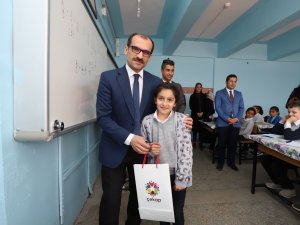 Çukurca’da 3 bin 830 İngilizce kitap dağıtıldı