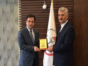 Başkan Kahraman’dan müdür Durgun’a plaket