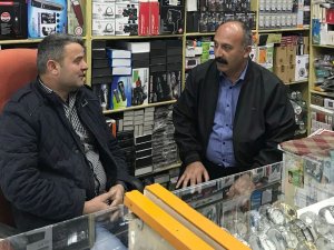 Hakkari esnafı elektrik kesintisine tepki gösterdi