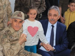 Korgeneral Çetin Hakkari esnafını ziyaret etti