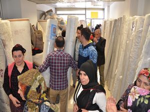 Hakkari'de ucuz halı izdihamı