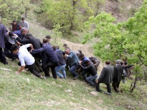 Kamyonet şarampole yuvarlandı: 2 ölü, 3 yaralı!