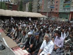 Çadırda 8’nci hafta Cuma namazı