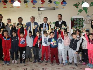 Anaokulunda öğrencilere kuru üzüm dağıtıldı