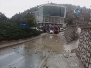 Ankara'da sel arabaları sürükledi