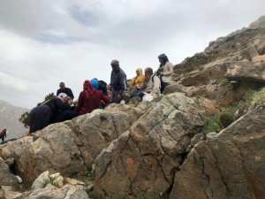 Kayalıklardan düşen kadını asker kurtardı!