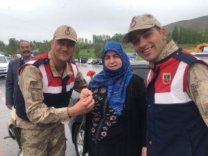 Muradiye Jandarmadan ‘Anneler Günü’ sürprizi