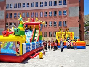 Hakkari’deki okul bahçeleri şenlendi