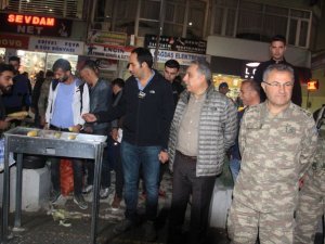 Vali ve komutanlar halkla kaynaştı