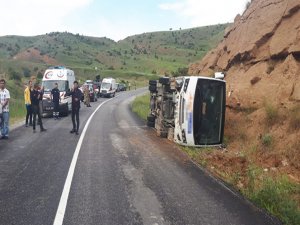 Polisleri taşıyan otobüs devrildi: 11 yaralı