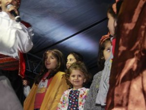 Hakkarili çocuklar sahneyi inletti