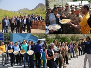 Köylüler ekmeğini Mehmetçik ile paylaştı