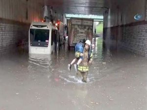 İtfaiye ekipleri mahsur kalan yolcuları sırtında taşıdı