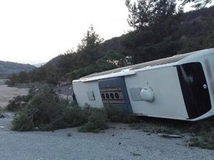 Yolcu otobüsü şarampole devrildi: 27 yaralı