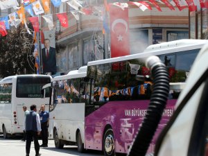 Van caddeleri gül suyu ile yıkadı