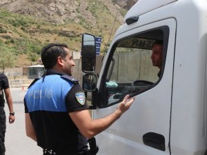 Hakkari polisi sürücülerin bayramını kutladı