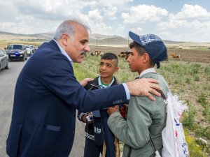 Çobanlarla sohbet ederek eski günlerini yad etti