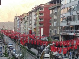 Hakkari Türk bayrakları il ışıldıyor